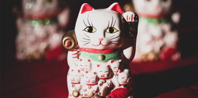 Simbolos da Sorte no Japão com o Gato Maneki-neko